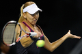 女子テニス、東レ・パンパシフィック・オープン（%%Toray Pan Pacific Open 2009%%）シングルス3回戦。大会第7シードのエレナ・ヤンコビッチ（%%Jelena Jankovic%%、セルビア）は、ロシアのエレナ・ベスニナ（%%Elena Vesnina%%）と対戦。ヤンコビッチは第1セットを6-1で制し迎えた第2セット途中（3-0）にベスニナが負傷棄権したため、準々決勝に進出した。写真はリターンショットを放つエレナ・ベスニナ。（2009年9月30日撮影）(c)AFP/Toru YAMANAKA