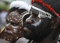 インドネシア・パプア（Papua）州ジャヤプラ（Jayapura）のセンタニ湖（Lake Sentani）のフェスティバルに参加する現地の人たち（2011年6月20日撮影）。(c)AFP/ROMEO GACAD