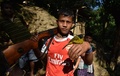 インド北東部メガラヤ州マウリノン村で、空気銃と鳥を手にポーズを取るカシ人の若者（2015年11月8日撮影）。(c)AFP/Biju BORO