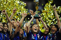 女子サッカーW杯ドイツ大会（FIFA Women&apos;s World Cup 2011）決勝。表彰式でトロフィーを掲げ、チームメイトとともに歓喜する澤穂希（Homare Sawa、中央、2011年7月17日撮影）。(c)AFP/JOHANNES EISELE