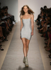 米・ニューヨーク市内で発表されたエルベ・レジェ バイ マックスアズリア（Herve Leger By Max Azria）の10年春夏コレクション（2009年9月13日撮影）。(c)AFP/Getty Images/Kristian Dowling