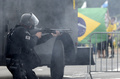 ブラジルの首都ブラジリアで、大統領府の敷地に侵入したジャイル・ボルソナロ前大統領支持者と対峙する治安部隊員（2023年1月8日撮影）。(c)Ton MOLINA / AFP