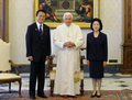 8日からイタリア・ラクイラ（L&apos;Aquila）で開催される主要8か国（G8）首脳会議参加のため同国入りした麻生太郎（Taro Aso）首相は7日、バチカン市国を訪問し、ローマ法王ベネディクト16世（Benedict XVI）と会談した。写真は、内謁中、法王（中央）と写真に納まる麻生首相（左）と千賀子（Chikako Aso）夫人（2009年7月7日撮影）。(c)AFP/DANILO SCHIAVELLA