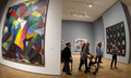 ニューヨーク（New York）のニューヨーク近代美術館（Museum of Modern Art、MoMA）で「抽象の発明、1910～1925年」展を訪れた目の不自由な人々のグループ（2013年3月19日撮影）。(c)AFP/Don Emmert
