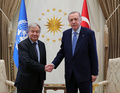 トルコのレジェプ・タイップ・エルドアン大統領（右）と握手する国連のアントニオ・グテレス事務総長。トルコ大統領府提供（2022年4月25日撮影、資料写真）。(c)AFP PHOTO / TURKISH PRESIDENTIAL PRESS SERVICE
