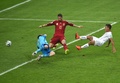 サッカーW杯ブラジル大会（2014 World Cup）グループB、スペイン対チリ。前半20分に先制点を決めるチリのエドゥアルド・バルガス（Eduardo Vargas、右、2014年6月18日撮影）。(c)AFP/YASUYOSHI CHIBA