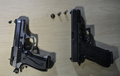 非致死性の銃（左）と9ミリ拳銃。コロンビア首都ボゴタの射撃練習場で（2021年9月17日撮影）。(c)Juan BARRETO / AFP