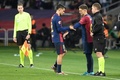 24-25スペイン1部リーグ第10節、FCバルセロナ対セビージャFC。ペドリ（左）との交代でピッチに入るFCバルセロナのガビ（2024年10月20日撮影）。(c)Josep LAGO/ AFP