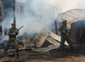 2008年3月2日、インド・カシミール（Kashmir）地方スリナガル（Srinagar）の北西にあるChewdara Beerwahで起きた武装勢力と見られる戦闘員との銃撃戦で、警戒態勢をとるインド軍兵士。(c)AFP/Rouf BHAT