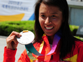 第13回世界陸上大邱大会（13th IAAF World Championships in Athletics Daegu）は31日、5日目の競技が行われ、女子20キロメートル競歩決勝で中国の劉虹（Hong Liu）は1時間30分0秒で銀メダルを獲得した。

表彰式で銀メダルを手にポーズをとる劉虹（2011年8月31日撮影）。(c)AFP/MARK RALSTON