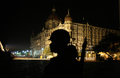 インド・ムンバイ（Mumbai）のタージマハル・ホテル（Taj Mahal Hotel）前で、警備に当たる警察官（2008年11月28日撮影）。(c)AFP/Sajjad HUSSAIN