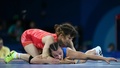パリ五輪、レスリング女子50キロ級3位決定戦。ウクライナのオクサナ・リバチ（下）と対戦する須崎優衣（2024年8月7日撮影）。(c)Luis ROBAYO / AFP