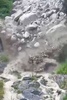 土石流が流れ込むスイス・ツェルマット近郊のフィスプ川。AFP撮影の動画より（2024年6月21日撮影）。(c)Idhir BAHA / AFP