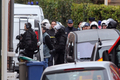 フランス南西部トゥールーズ（Toulouse）で、モハメド・メラ（Mohamed Merah）容疑者が立てこもっているアパート周辺で突入の準備をする警察の特殊部隊（2012年3月22日撮影）。(c)AFP/PHILIPPE DESMAZES