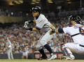 13MLB、ミネソタ・ツインズ（Minnesota Twins）対ニューヨーク・ヤンキース（New York Yankees）。8回にバント安打を放つニューヨーク・ヤンキースのイチロー（Ichiro Suzuki、中央、2013年7月1日撮影）。(c)AFP/Getty Images/Hannah Foslien