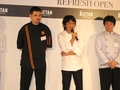 6月12日に開催されたプレス向けオープンデーで挨拶をするパティシエの青木定治氏（中央）。(c)AFPBB News
