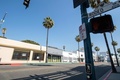 米カリフォルニア州・ビバリーヒルズで、閉まったブランド店舗（2020年4月1日撮影）。(c)VALERIE MACON / AFP