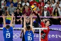 パリ五輪、バレーボール男子準々決勝、イタリア対日本。アタックを打つ石川祐希（右、2024年8月5日撮影）。(c)Miguel MEDINA / AFP