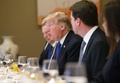 東京・元赤坂の迎賓館で、安倍晋三首相とのワーキングランチに臨むドナルド・トランプ米大統領（中央、2017年11月6日撮影）。(c)AFP/Toru Kawata