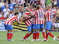 ディエゴ・フォルラン（%%Diego Forlan%%）のゴールに歓喜するアトレティコ・マドリードの選手。（2008年8月31日撮影）(c)AFP/DANI POZO