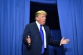 米ミシシッピ州サウスヘイブンで開かれた選挙集会で演説するドナルド・トランプ大統領（2018年10月2日撮影）。(c)AFP PHOTO / MANDEL NGAN