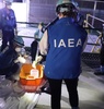福島県大熊町の福島第1原子力発電所で、国際原子力機関（IAEA）の職員立ち合いの下、初期放出予定の処理水を採取・分析する様子（2023年8月22日撮影）。(c)AFP PHOTO / Tokyo Electric Power Company (TEPCO)