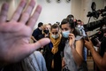 仏シャロンシュルソーヌの裁判所に到着したバレリー・バコ被告（中央の黄色いスカーフを巻いた人物、2021年6月21日撮影）。(c)JEFF PACHOUD / AFP