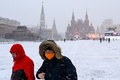 ロシア・モスクワ中心部の赤の広場で、マスクを着用した人（2020年12月25日撮影）。(c)Kirill KUDRYAVTSEV / AFP