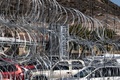 メキシコとの国境にある米カリフォルニア州サンイーサイドロの国境検問所付近で列を成す車（2018年11月15日撮影）(c)Guillermo Arias / AFP