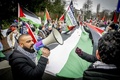 オランダ・ハーグの国際司法裁判所でイスラエルのジェノサイド疑惑に関する訴訟が行われる中、同市でデモを行うパレスチナ支持者ら（2024年1月11日撮影）。(c)Robin Utrecht / ANP / AFP