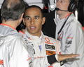 09F1第15戦日本GP（%%Japanese Grand Prix 2009%%）。フリー走行を控え、ピットでメカニックと言葉を交わすマクラーレン・メルセデス（%%McLaren-Mercedes%%）のルイス・ハミルトン（%%Lewis Hamilton%%）。（2009年10月2日撮影）(c)AFP/TOSHIFUMI KITAMURA
