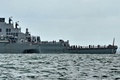シンガポール沖合でタンカーと衝突し、損傷して穴ができた米海軍の駆逐艦「ジョン・S・マケイン」。シンガポールのチャンギ海軍基地沖で（2017年8月21日撮影）。(c)AFP/ROSLAN RAHMAN