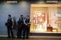 香港中心部で、高級ブランド店の前で警備する警官（2020年5月21日撮影）。(c)Anthony WALLACE / AFP