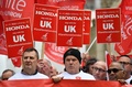 英議会議事堂のあるロンドンのウェストミンスター宮殿前で、ホンダに工場閉鎖を撤回させるよう英政府に要請するデモを行うホンダ従業員ら（2019年3月6日撮影）。(c)Ben STANSALL / AFP