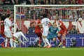 サッカー欧州チャンピオンズリーグ2013-14（UEFA Champions League 2013-14）準決勝第2戦、バイエルン・ミュンヘン（Bayern Munich）対レアル・マドリード（Real Madrid）。前半16分に先制点を決めるレアル・マドリードのセルヒオ・ラモス（Sergio Ramos、左から3人目、2014年4月29日撮影）。(c)AFP/CHRISTOF STACHE