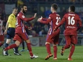 サッカースペイン国王杯4回戦、CFレウス・デポルティウ対アトレティコ・マドリード。ゴールを決めてチームメートに祝福されるアトレティコ・マドリードのルシアーノ・ビエット（2015年12月2日撮影）。(c)AFP/LLUIS GENE