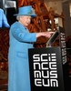 訪問先のロンドン（London）の科学博物館（Science Museum）で、初めてマイクロブログのツイッター（Twitter）にメッセージを投稿する英国のエリザベス女王（Queen Elizabeth II、2014年10月24日撮影）。(c)AFP/RICHARD POHLE