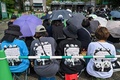 ジャイアントパンダの「リーリー」と「シンシン」の最終観覧日に東京の上野動物園を訪れ、開園を待つ人々（2024年9月28日撮影）。(c)Richard A. Brooks / AFP