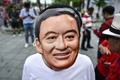タイ・バンコクの最高裁判所の前に集まったタクシン・シナワット元首相の面を着けた支持者（2023年8月22日撮影）。(c)Lillian SUWANRUMPHA / AFP