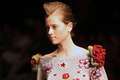 ブラジル・リオデジャネイロ（Rio de Janeiro）で開催された「リオ・ファッションウィーク（Rio Fashion Week）」で発表されたGiulia Borges の09/10年秋冬コレクション（2009年1月12日撮影）。（c）AFP/Vanderlei Almeida