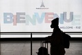 中国から仏パリのシャルル・ドゴール空港に到着したマスク姿の人（2020年1月26日撮影）。(c)AFP/Alain JOCARD