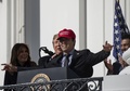 「アメリカを再び偉大に」と書かれた赤い帽子をかぶってスピーチするワシントン・ナショナルズのカート・スズキ（2019年11月4日撮影）。(c)NICHOLAS KAMM / AFP