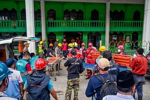 インドネシア寄宿学校崩壊、91人閉じ込めの恐れ 当局発表 写真8枚 国際