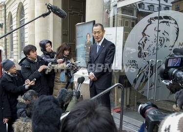 ノーベル賞の山中教授、ストックホルムで会見 写真8枚 国際ニュース