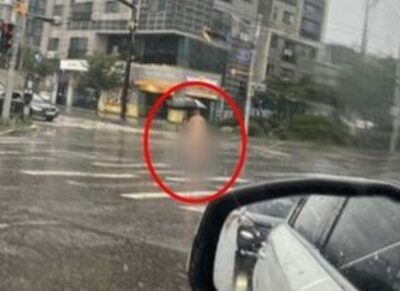 傘をさした裸の男性、赤信号の横断歩道をかっ歩…「いったい何ごとか」韓国のネット上でざわざわ