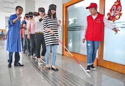 障害者支援ボランティア団体の疑似体験学習、中国・秦皇島