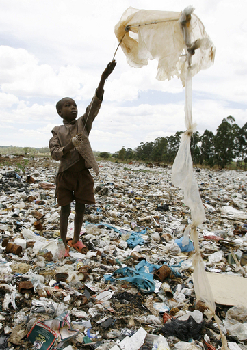 ジンバブエ、コレラ死者749人に 活動家の行方不明相次ぐ