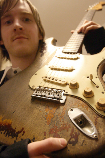 エレキギターのエキシビション「Born To Rock」ハロッズで開催 - 英国