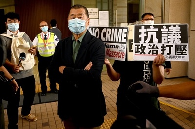 香港紙「蘋果日報」創業者の黎智英氏、国安法違反で起訴