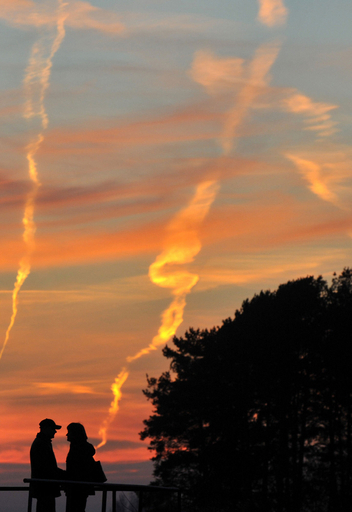 幻想的な飛行機雲、ベラルーシの夕日